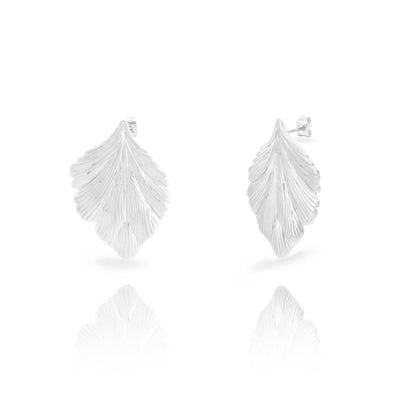 pendientes MEDIANOS para invitada a bodas o eventos en forma de hoja. Son de acero hipoalergenico y resistente al agua. Acabado en dorado y plateado. No pesan, son ligeros