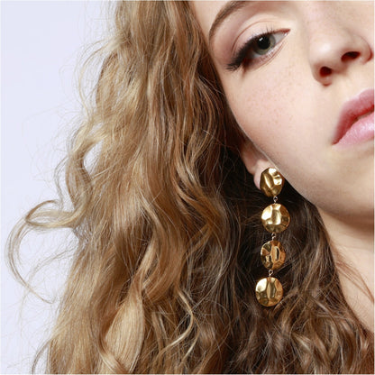 pendientes largos de fiesta con círculos martelé para una invitada a boda o evento de noche. son ligeros y No pesan. Son hipoalergénicos y resistentes al agua. Gold plated stainless steel long CHAIN earrings