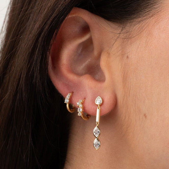 pendientes largos y finos para mujer y adolescente. No pesan nada. Son de plata de ley con baño de oro 18 kilates y circonitas talla marquesa.  ideales para invitada a bodas, bautizos y comuniones. Gold plated sterling silver marquisse zircon long earrings. 
