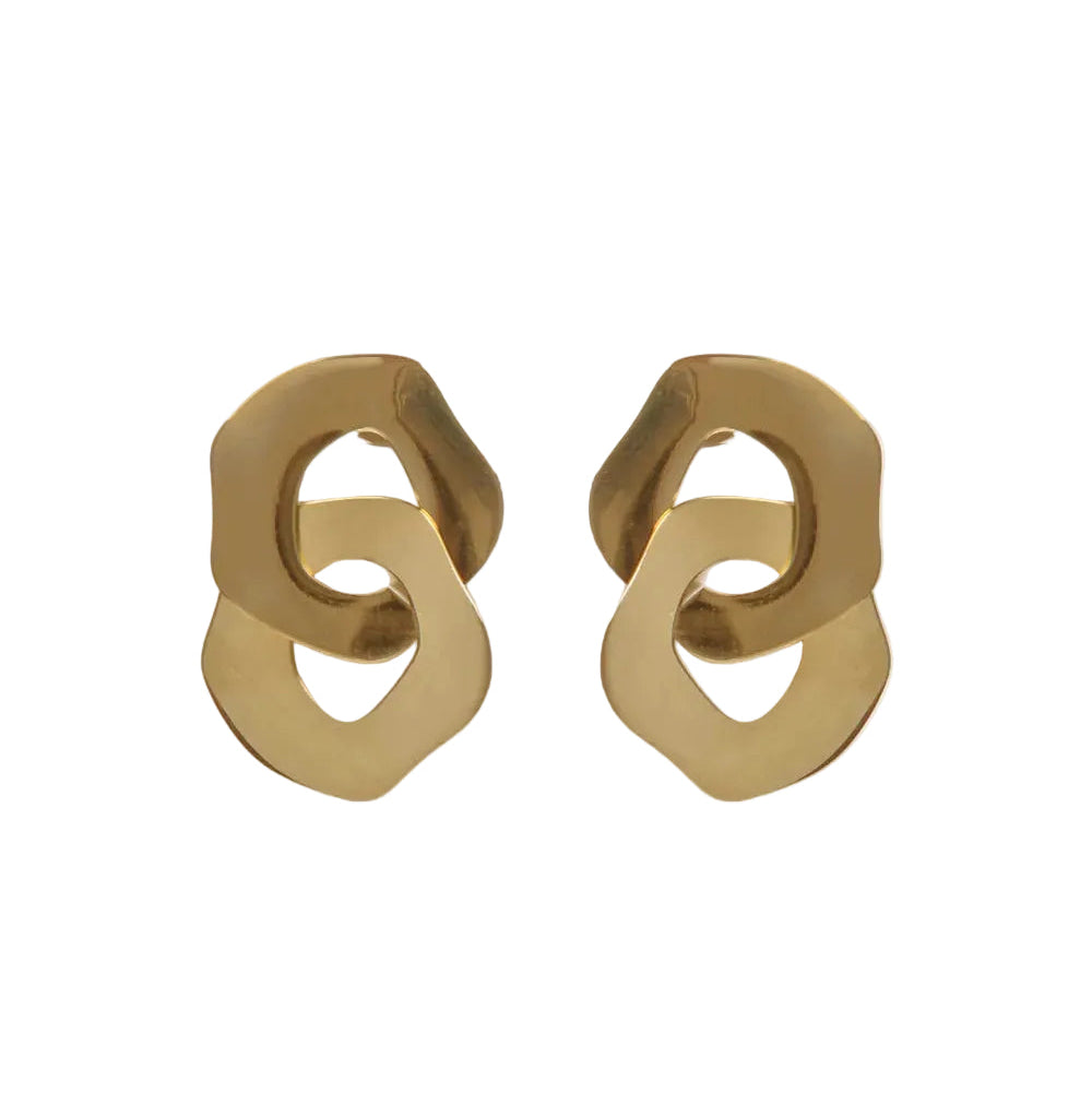 PENDIENTES MEDIANOS DE ESLABÓN ENTRELAZADO DORADOS. Son ideales para el día a día, ligeros e hipoalergénicos. El material es acero quirúrgico, inoxidable y resistente al agua y al sudor. 