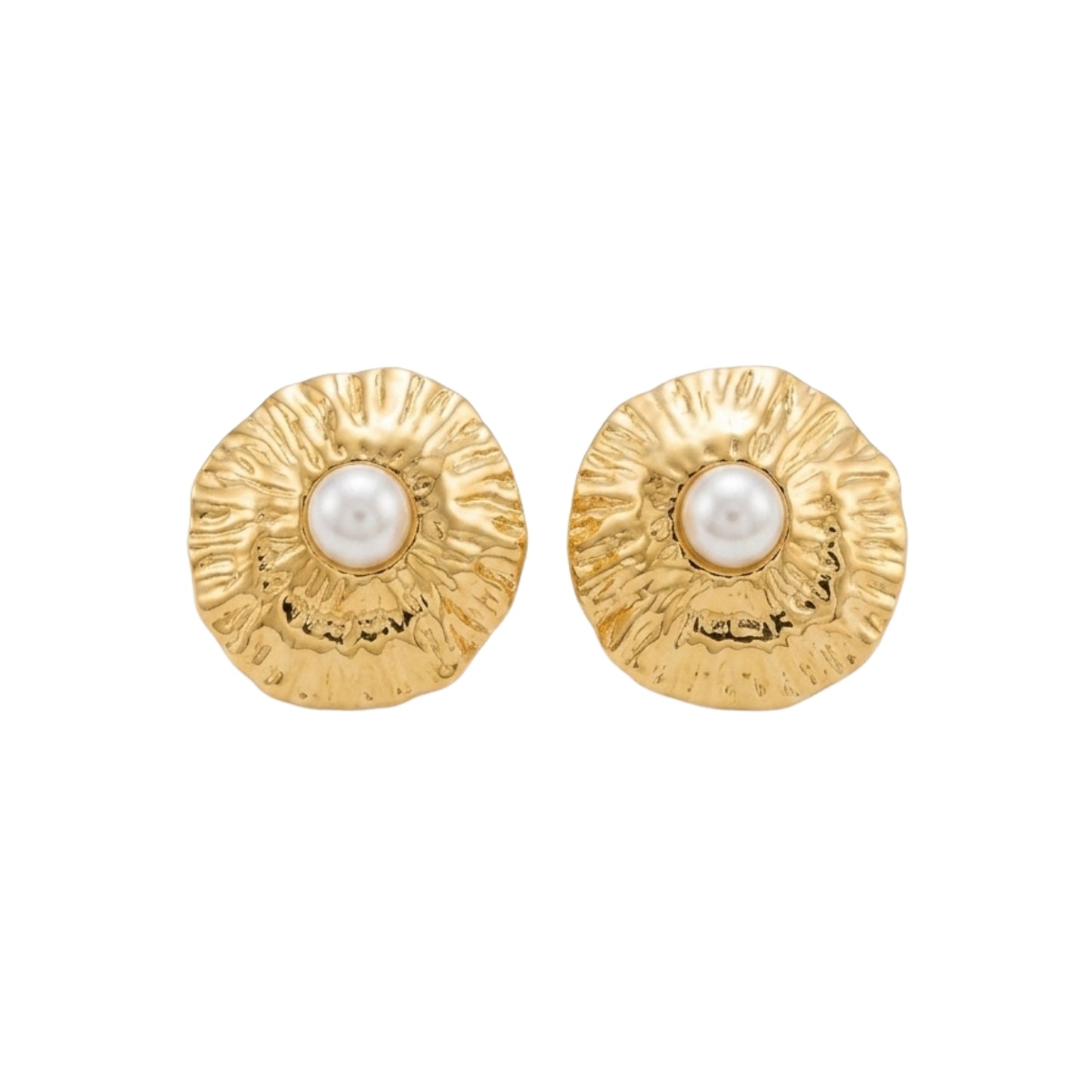 pendientes ligeros de lapa o concha con perla. Son de acero hipoalergénico y resistente al agua. Acabado dorado y plateado. Ideales para invitada a boda, bautizo o comunión. 