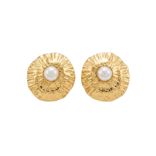 pendientes ligeros de lapa o concha con perla. Son de acero hipoalergénico y resistente al agua. Acabado dorado y plateado. Ideales para invitada a boda, bautizo o comunión. 