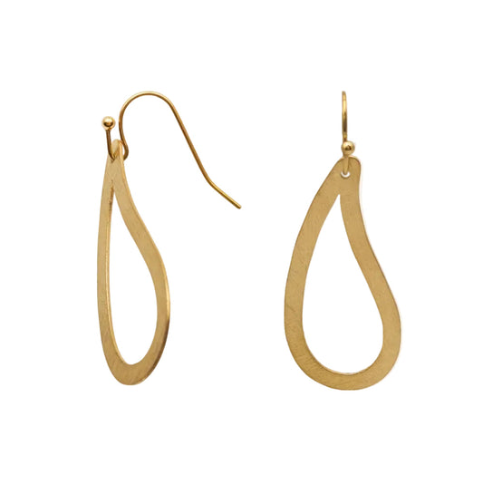 pendientes huecos ligeros con forma de ameba o estampado paisley. Son de acero hipoalergénico y resistente al agua. Son dorados y perfectos para looks casual de diario y para llevar en la piscina o en el mar. 