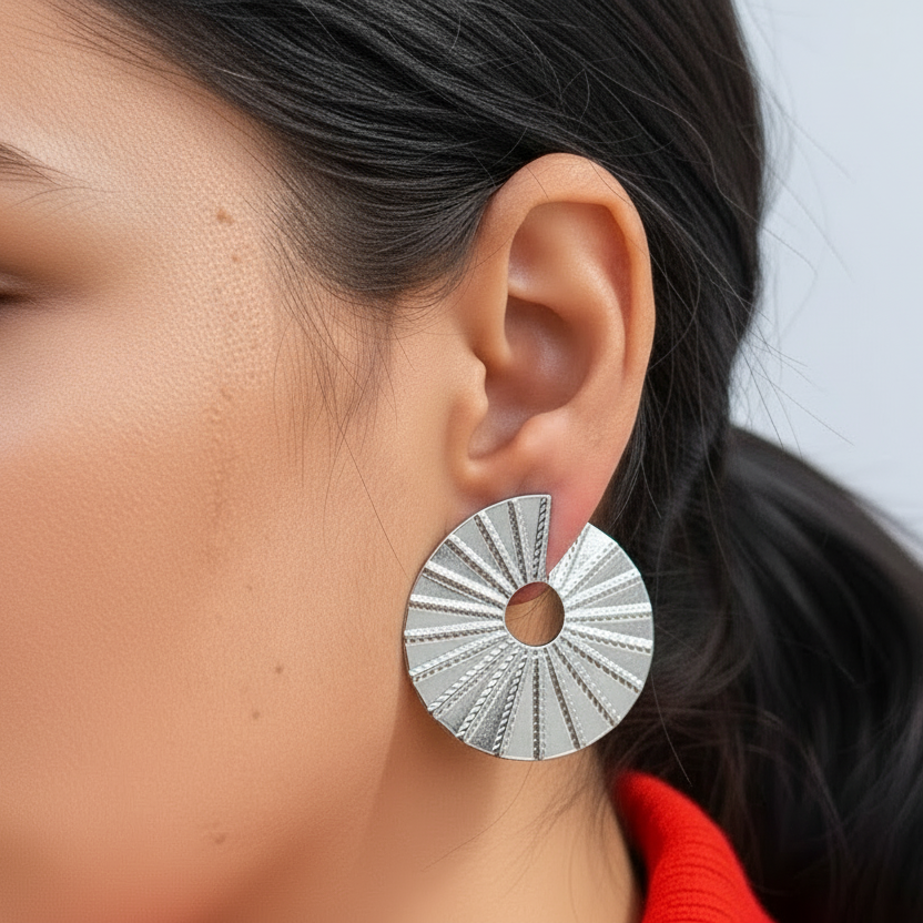 PENDIENTES ESTILO espiral o abanico con rayas que no pesan. Son de acero hipoalergénico resistente al agua y bañado en oro o plata. Ideales para invitada a boda, bautizo o comunión. Diseño similar a los pendientes de de maria pombo por agatha paris