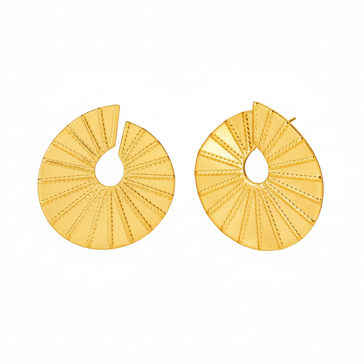 PENDIENTES ESTILO espiral o abanico con rayas que no pesan. Son de acero hipoalergénico resistente al agua y bañado en oro o plata. Ideales para invitada a boda, bautizo o comunión. Diseño similar a los pendientes de de maria pombo por agatha paris