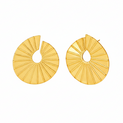 PENDIENTES ESTILO espiral o abanico con rayas que no pesan. Son de acero hipoalergénico resistente al agua y bañado en oro o plata. Ideales para invitada a boda, bautizo o comunión. Diseño similar a los pendientes de de maria pombo por agatha paris