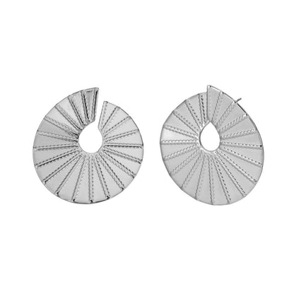 PENDIENTES ESTILO espiral o abanico con rayas que no pesan. Son de acero hipoalergénico resistente al agua y bañado en oro o plata. Ideales para invitada a boda, bautizo o comunión. Diseño similar a los pendientes de de maria pombo por agatha paris
