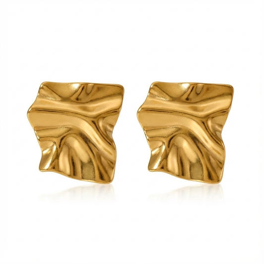 PENDIENTES CUADRADOS con relieve de ondas GRANDES ESTILO VINTAGE para invitada a boda. Son de acero hipoalergénico resistente al agua y bañado en oro. Diseño similar a bottega veneta y los ha llevado maria pombo