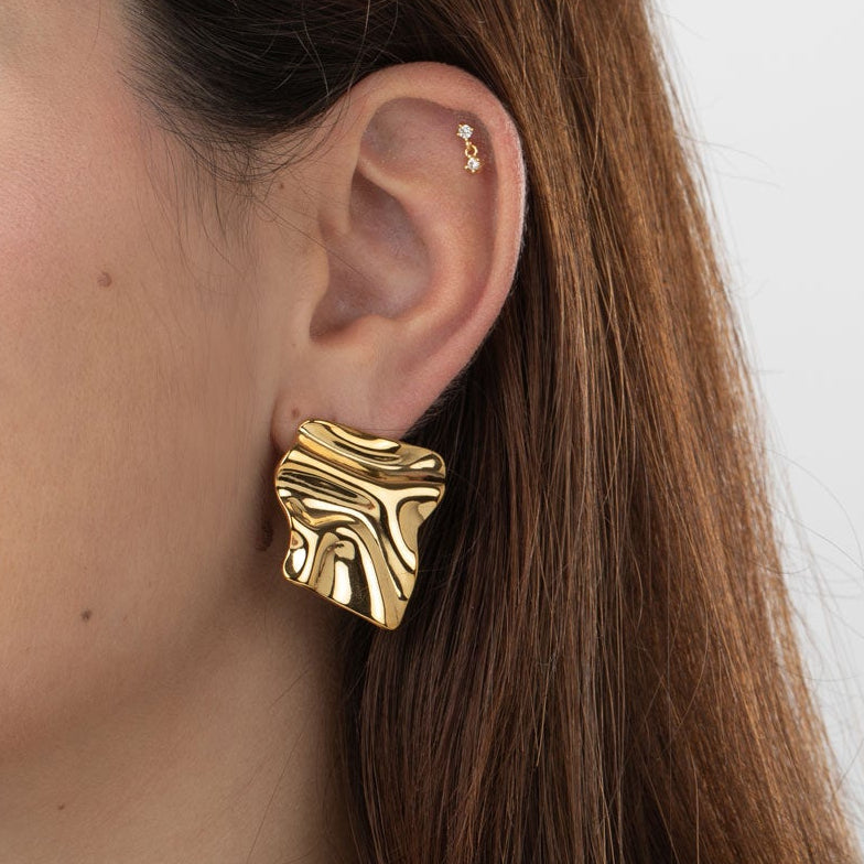 PENDIENTES CUADRADOS con relieve de ondas GRANDES ESTILO VINTAGE para invitada a boda. Son de acero hipoalergénico resistente al agua y bañado en oro. Diseño similar a bottega veneta y los ha llevado maria pombo