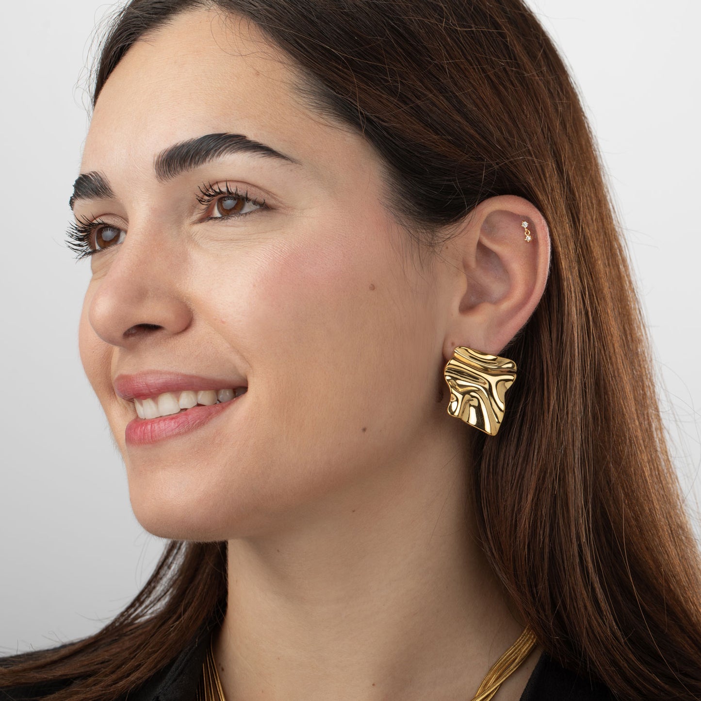 PENDIENTES CUADRADOS con relieve de ondas GRANDES ESTILO VINTAGE para invitada a boda. Son de acero hipoalergénico resistente al agua y bañado en oro. Diseño similar a bottega veneta y los ha llevado maria pombo