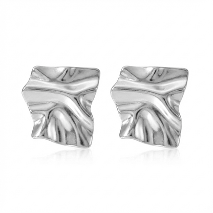 PENDIENTES CUADRADOS con relieve de ondas GRANDES ESTILO VINTAGE para invitada a boda. Son de acero hipoalergénico resistente al agua y color plata. Diseño similar a bottega veneta y los ha llevado maria pombo