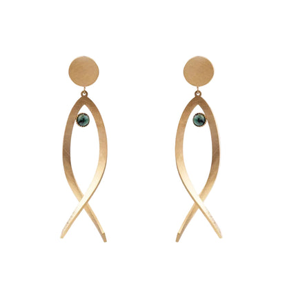 pendientes huecos ligeros con forma de pez y el ojo es de piedra natural africana verde. Son de acero hipoalergénico y resistente al agua. Son dorados y perfectos para looks casual de diario y para llevar en la piscina o en el mar. 