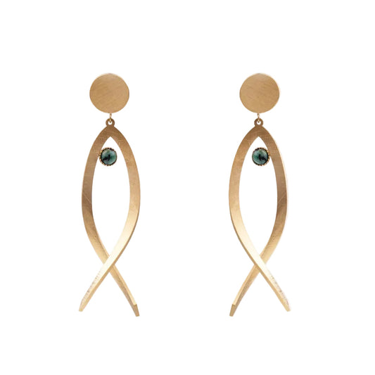 pendientes huecos ligeros con forma de pez y el ojo es de piedra natural africana verde. Son de acero hipoalergénico y resistente al agua. Son dorados y perfectos para looks casual de diario y para llevar en la piscina o en el mar. 