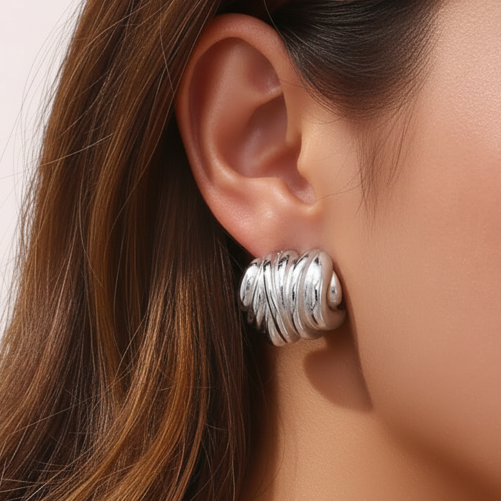 PENDIENTES GRANDES CON RELIEVE IRREGULAR
ESTILO VINTAGE. Son de acero hipoalergénico resistente al agua y bañado en oro o plata. Diseño similar a los pendientes de de maria pombo por agatha paris