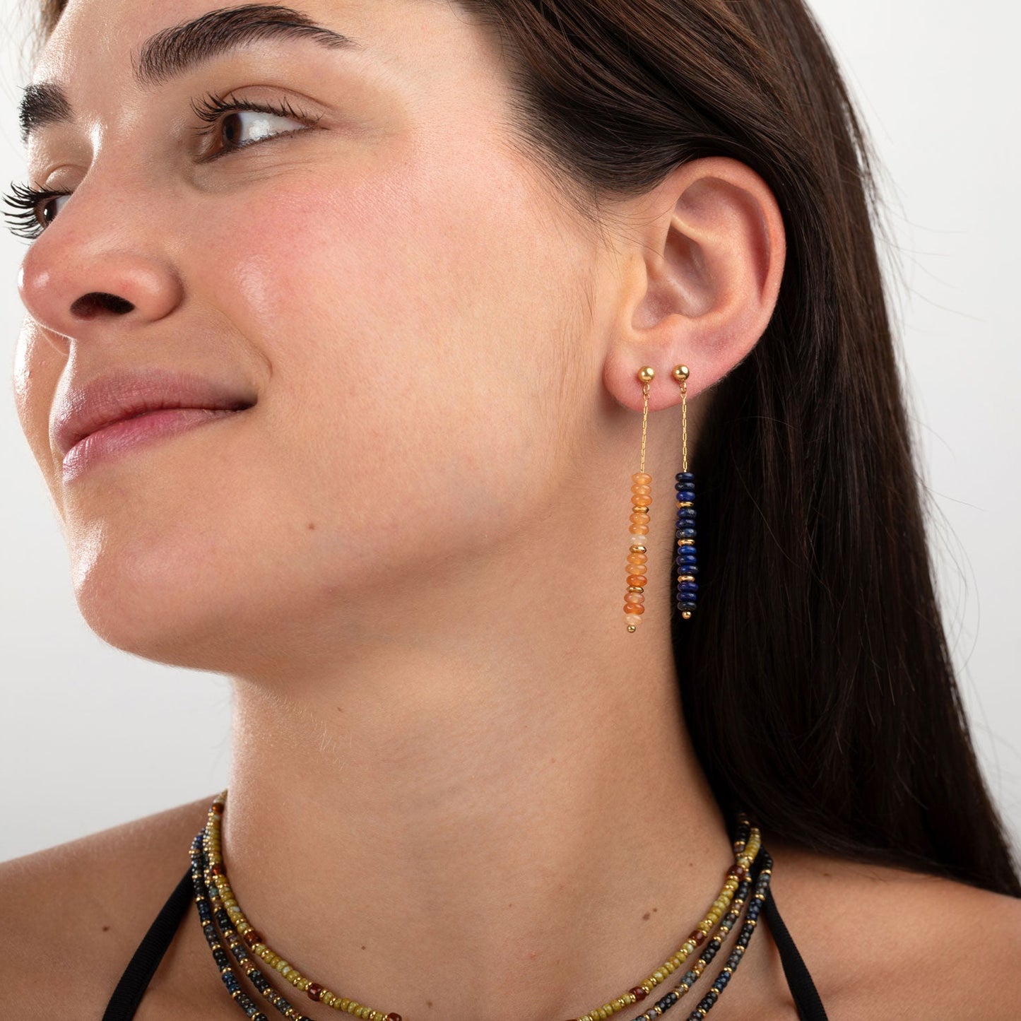 pendientes largos de estilo boho. son de acero quirúrgico, inoxidable, hipoalergénico y resistente al agua. Acabado dorado y cuentas de piedra natural como lapislázuli, aventurina roja o labradorita. Ideales para un look más hippy de noches de verano en la playa.