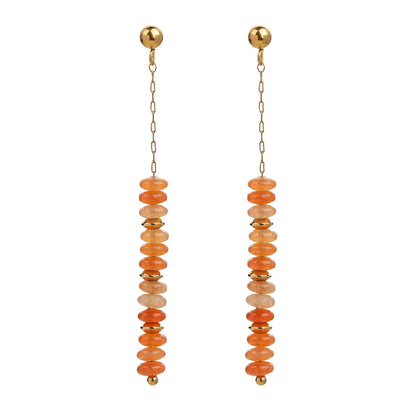 pendientes largos de estilo boho. son de acero quirúrgico, inoxidable, hipoalergénico y resistente al agua. Acabado dorado y cuentas de piedra natural como lapislázuli, aventurina roja o labradorita. Ideales para un look más hippy de noches de verano en la playa.