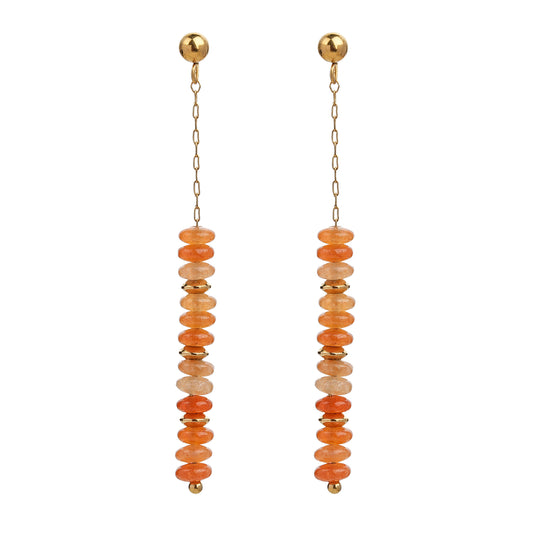 pendientes largos de estilo boho. son de acero quirúrgico, inoxidable, hipoalergénico y resistente al agua. Acabado dorado y cuentas de piedra natural como lapislázuli, aventurina roja o labradorita. Ideales para un look más hippy de noches de verano en la playa.