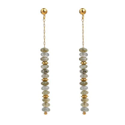pendientes largos de estilo boho. son de acero quirúrgico, inoxidable, hipoalergénico y resistente al agua. Acabado dorado y cuentas de piedra natural como lapislázuli, aventurina roja o labradorita. Ideales para un look más hippy de noches de verano en la playa.