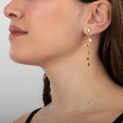 pendientes largos de cadena para adultas, niñas y adolescentes. No pesan nada. Son de cadena larga con hojitas colgantes en acero hipoalergénico resistente al agua. Gold plated stainless steel long pendant earrings