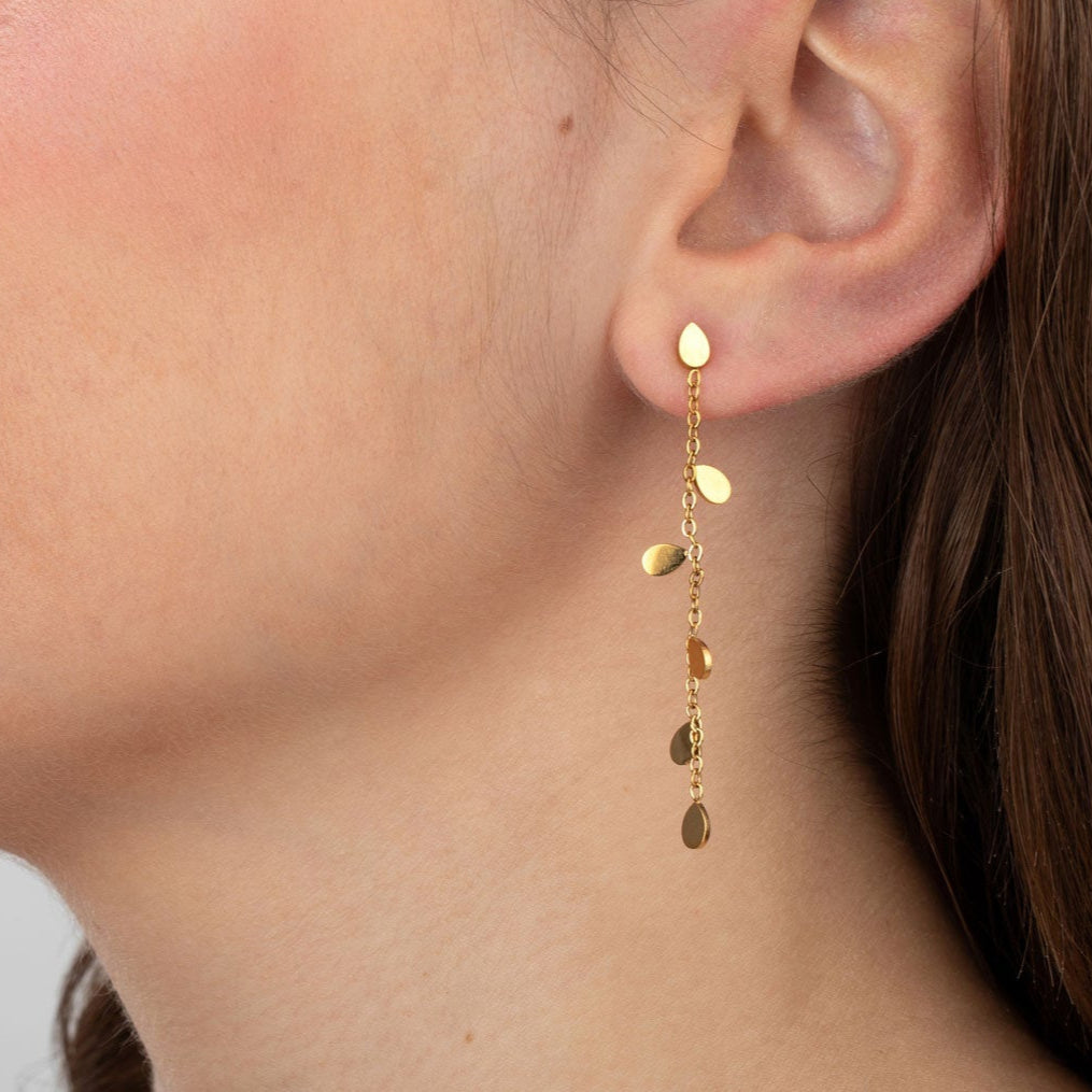 pendientes largos de cadena para adultas, niñas y adolescentes. No pesan nada. Son de cadena larga con hojitas colgantes en acero hipoalergénico resistente al agua. Gold plated stainless steel long pendant earrings