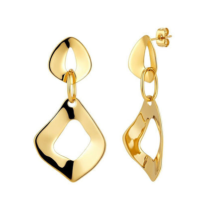pendientes largos para invitada a boda de eslabón con romboides resistentes al agua porque están confeccionados en acero inoxidable con baño de oro.  Gold plated stainless Steel big rhombus chain waterproof earrings