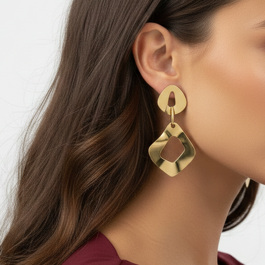 pendientes largos para invitada a boda de eslabón con romboides resistentes al agua porque están confeccionados en acero inoxidable con baño de oro.  Gold plated stainless Steel big rhombus chain waterproof earrings