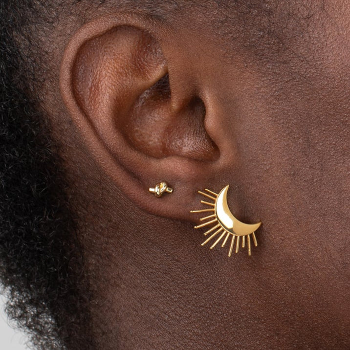 pendientes MEDIANOS para invitada a bodas o eventos en forma de luna y rayos de sol. Son de acero hipoalergenico y resistente al agua. Acabado en dorado. No pesan, son ligeros