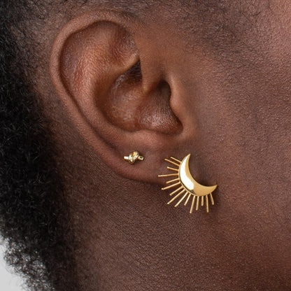 pendientes MEDIANOS para invitada a bodas o eventos en forma de luna y rayos de sol. Son de acero hipoalergenico y resistente al agua. Acabado en dorado. No pesan, son ligeros