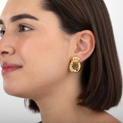 PENDIENTES ESTILO VINTAGE CON HUECO que no pesan. Son de acero hipoalergénico resistente al agua y bañado en oro o plata. Ideales para invitada a boda, bautizo o comunión. Diseño similar a los pendientes de de maria pombo por agatha paris