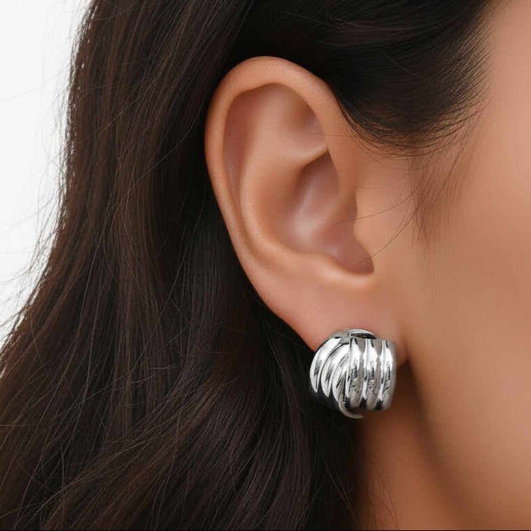 PENDIENTES  de nudo o lazo
ESTILO VINTAGE. Son de acero hipoalergénico resistente al agua y bañado en oro o plata. Diseño similar a los pendientes de de maria pombo por agatha paris