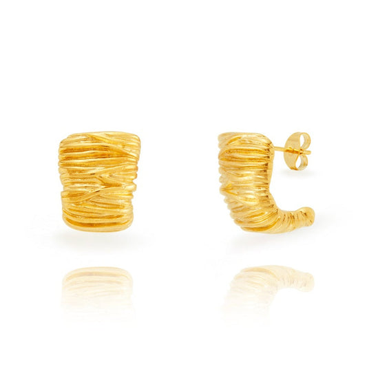 PENDIENTES GRANDES  de textura rallada
ESTILO VINTAGE. Son de acero hipoalergénico resistente al agua y bañado en oro. Diseño similar a los pendientes de de maria pombo por agatha paris