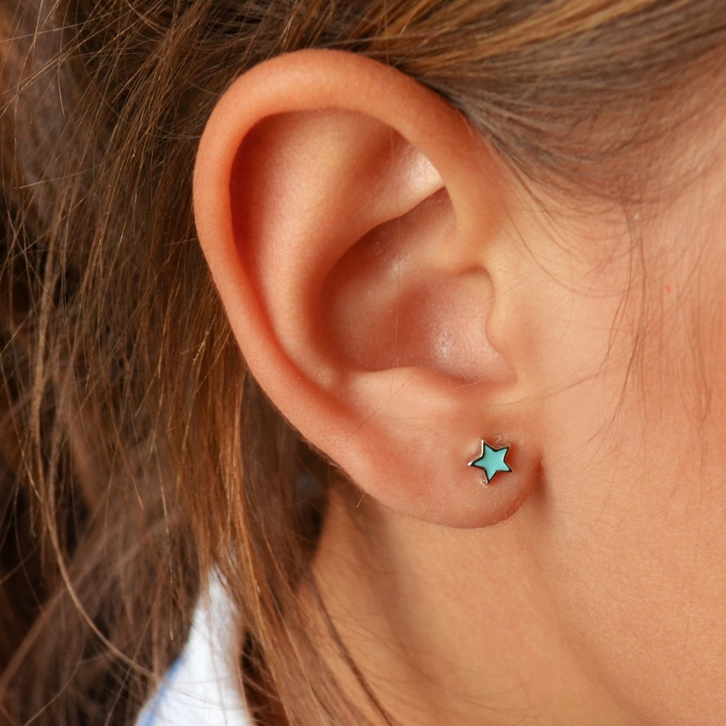 pendientes de verano con forma de estrella para niña en plata con baño de oro y esmalte azul turquesa o rosa. Son el regalo perfecto para niña de comunión. Gold plated sterling silver blue pink star piercing earrings