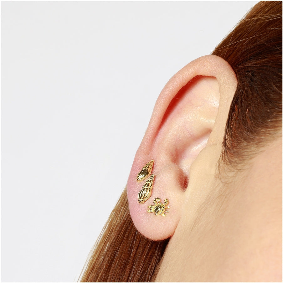 pendientes para verano de cangrejo. Son perfectos para piercing y el material es de plata de ley con baño de oro 18 kilates. gold plated sterling silver crab piercing earrings