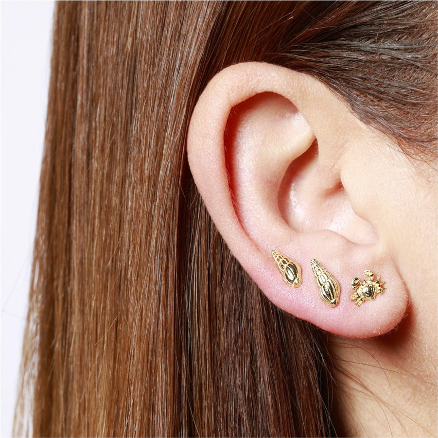 pendientes para verano de CARACOLA. Son perfectos para piercing y el material es de plata de ley con baño de oro 18 kilates. gold plated sterling silver seashell piercing earrings