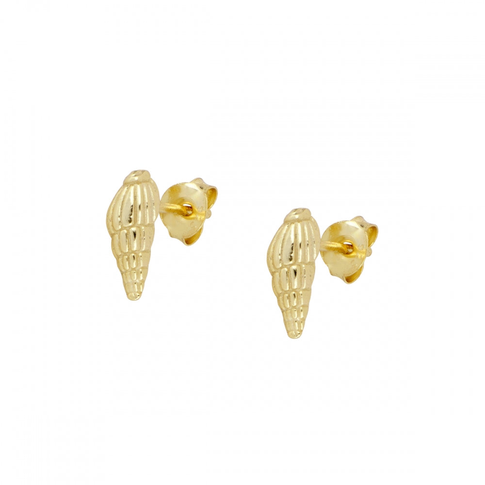 pendientes para verano de CARACOLA. Son perfectos para piercing y el material es de plata de ley con baño de oro 18 kilates. gold plated sterling silver seashell piercing earrings