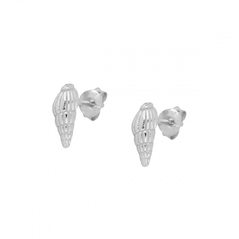 pendientes para verano de CARACOLA. Son perfectos para piercing y el material es de plata de ley con baño de oro 18 kilates. gold plated sterling silver seashell piercing earrings