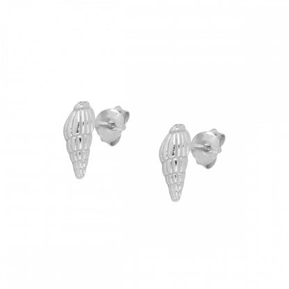 pendientes para verano de CARACOLA. Son perfectos para piercing y el material es de plata de ley con baño de oro 18 kilates. gold plated sterling silver seashell piercing earrings