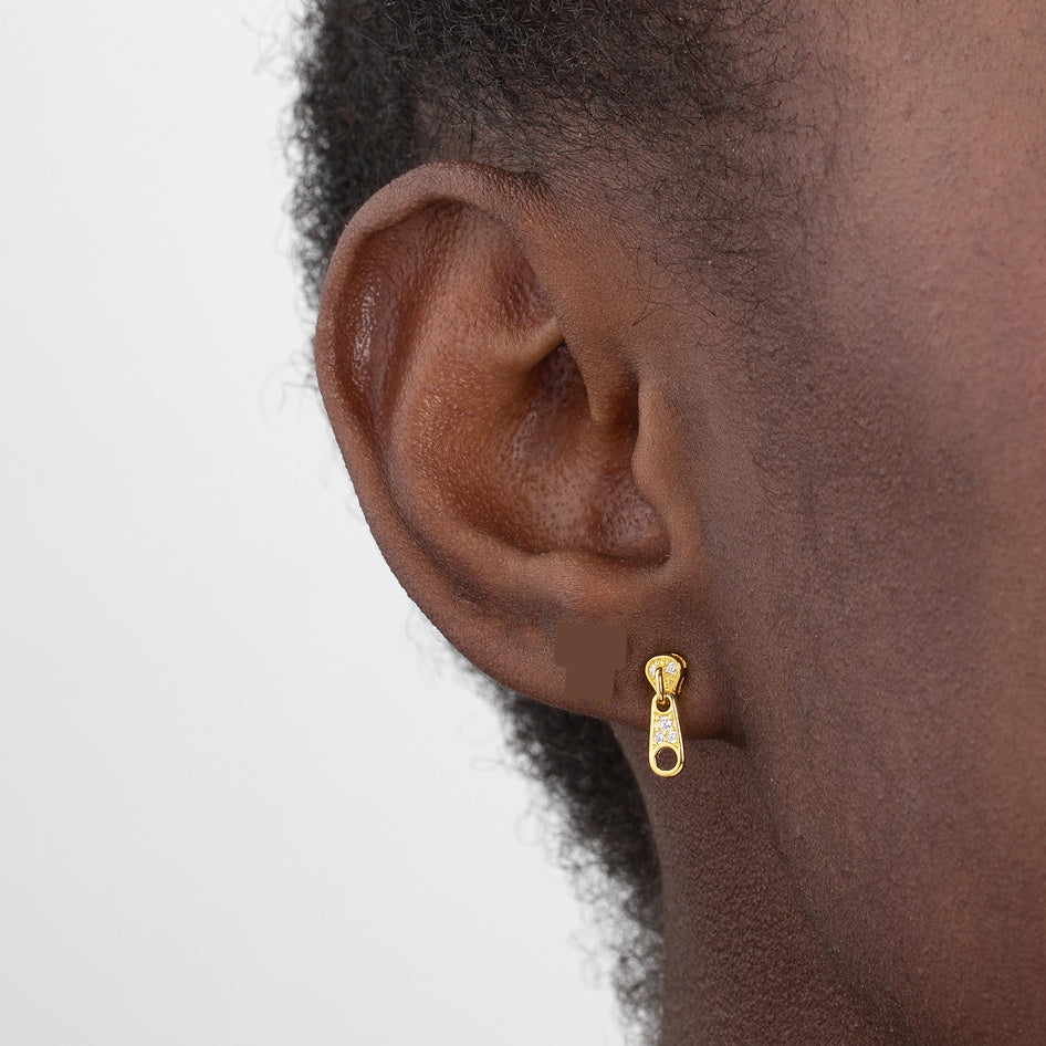 pendiente para piercing de cremallera. es de plata de ley con baño de oro 18 kilates. gold plated sterling silver zipper earring