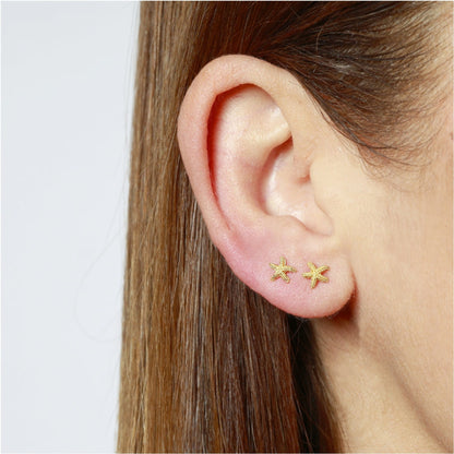 pendientes de estrella de mar para verano. Ideales para regalar a niña. Son de plata de ley 925 con baño de oro 18 kilates. Hipoalergénicos. GOld plated sterling silver starfish earrings