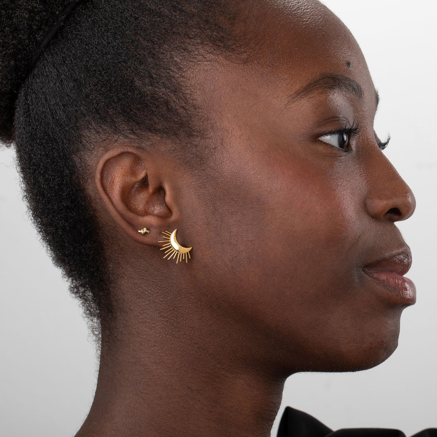 pendientes MEDIANOS para invitada a bodas o eventos en forma de luna y rayos de sol. Son de acero hipoalergenico y resistente al agua. Acabado en dorado. No pesan, son ligeros