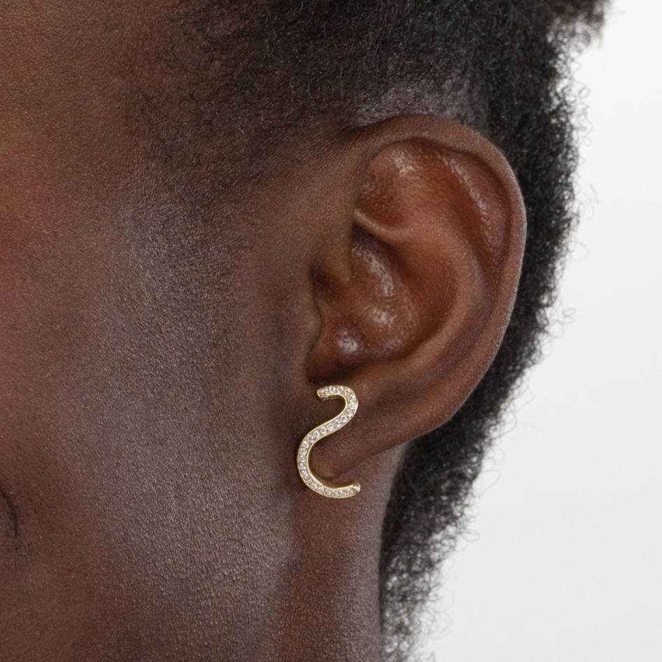 pendientes con forma de onda u ola de plata de ley con baño de oro y circonitas. Se pueden llevar de piercing en el cartílago. Gold plated sterling silver wave zircon earrings