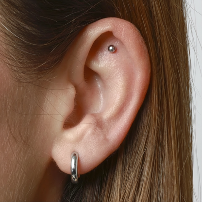 mini pendiente de piercing de bolita que está confeccionado en plata de ley con baño de oro 18 kilates y cierre de bola con rosca. Gold plated sterling silver small stud bead piercing earring 