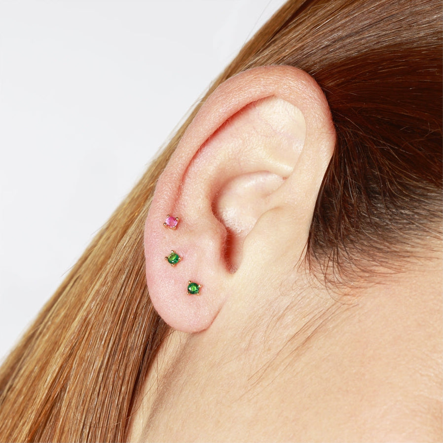 mini piercing pequeñito de brillante redondo con cierre de bola de rosca. Anti alergico ó hipoalergénico porque está confeccionado en plata de ley con baño de oro. Perfecto para helix, tragus, anti helix, daith, conch. Gold plated anti allergic piercing earring