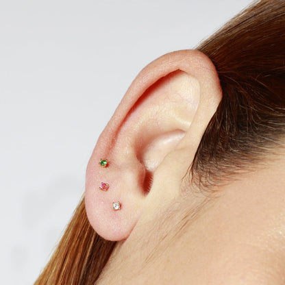 mini piercing pequeñito de brillante redondo con cierre de bola de rosca. Anti alergico ó hipoalergénico porque está confeccionado en plata de ley con baño de oro. Perfecto para helix, tragus, anti helix, daith, conch. Gold plated anti allergic piercing earring