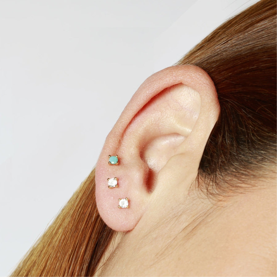 mini piercing pequeñito de brillante redondo con cierre de bola de rosca. Anti alergico ó hipoalergénico porque está confeccionado en plata de ley con baño de oro. Perfecto para helix, tragus, anti helix, daith, conch. Gold plated anti allergic piercing earring