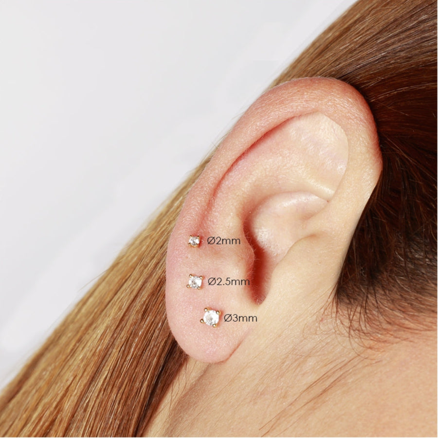 mini piercing pequeñito de brillante redondo con cierre de bola de rosca. Anti alergico ó hipoalergénico porque está confeccionado en plata de ley con baño de oro. Perfecto para helix, tragus, anti helix, daith, conch. Gold plated anti allergic piercing earring