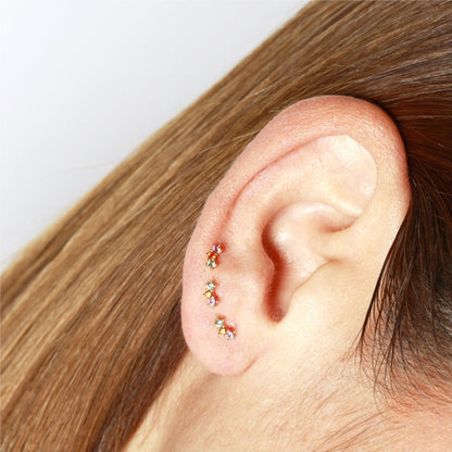 piercing anti alergia con cierre de bola trasera para cartílago como helix, tragus, daith, conch o rook. Está confeccionado en plata de ley con baño de oro 18 kilates y circonitas multicolor. Gold plated sterling silver zircon cartilage piercing