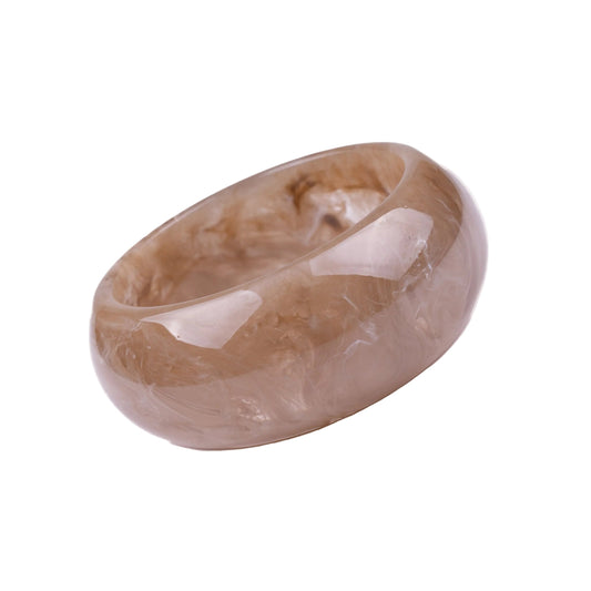 pulsera de resina en color caqui o marrón casi beige. Es ancha apra llevar por encima de mangas de jersey o camisa. 