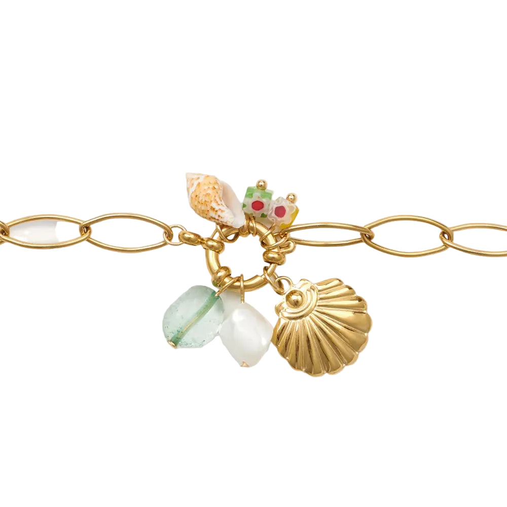 pulsera waterproof o resistente al agua confeccionadO EN CADENA DE eslabones grande de acero con baño de oro 18 kilates.  Cierre frontal con colgante de concha y abalorios de colores (CORAL, azul TURQUESA, naranja rojo Y VERDE)