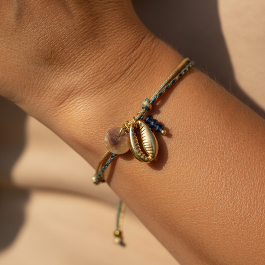 pulsera waterproof o resistente al agua confeccionada con cordón dorado y azul con abalorios de piedra natural y acero dorado.  Cierre ajustable, colgante de concha, pez, cangrejo y abalorios de colores (CORAL, azul TURQUESA, naranja)